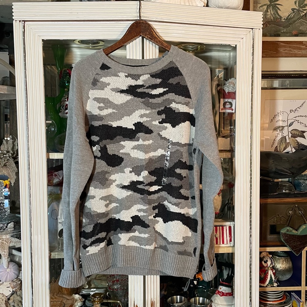 Retrofit grey camouflage men’s sweater large new